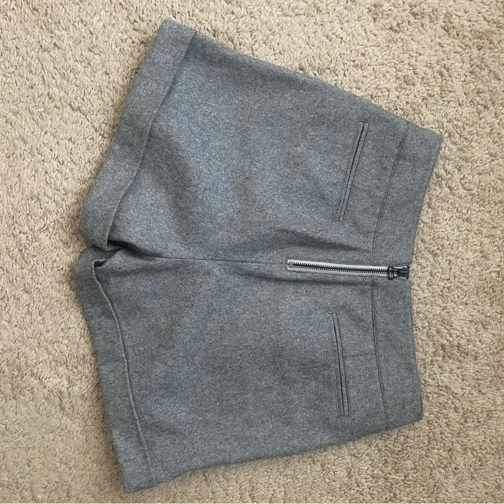 Alice + Olivia Felt Wool Pleated Cuff Shorts Exposed Zip Back High Waist NWOT 6